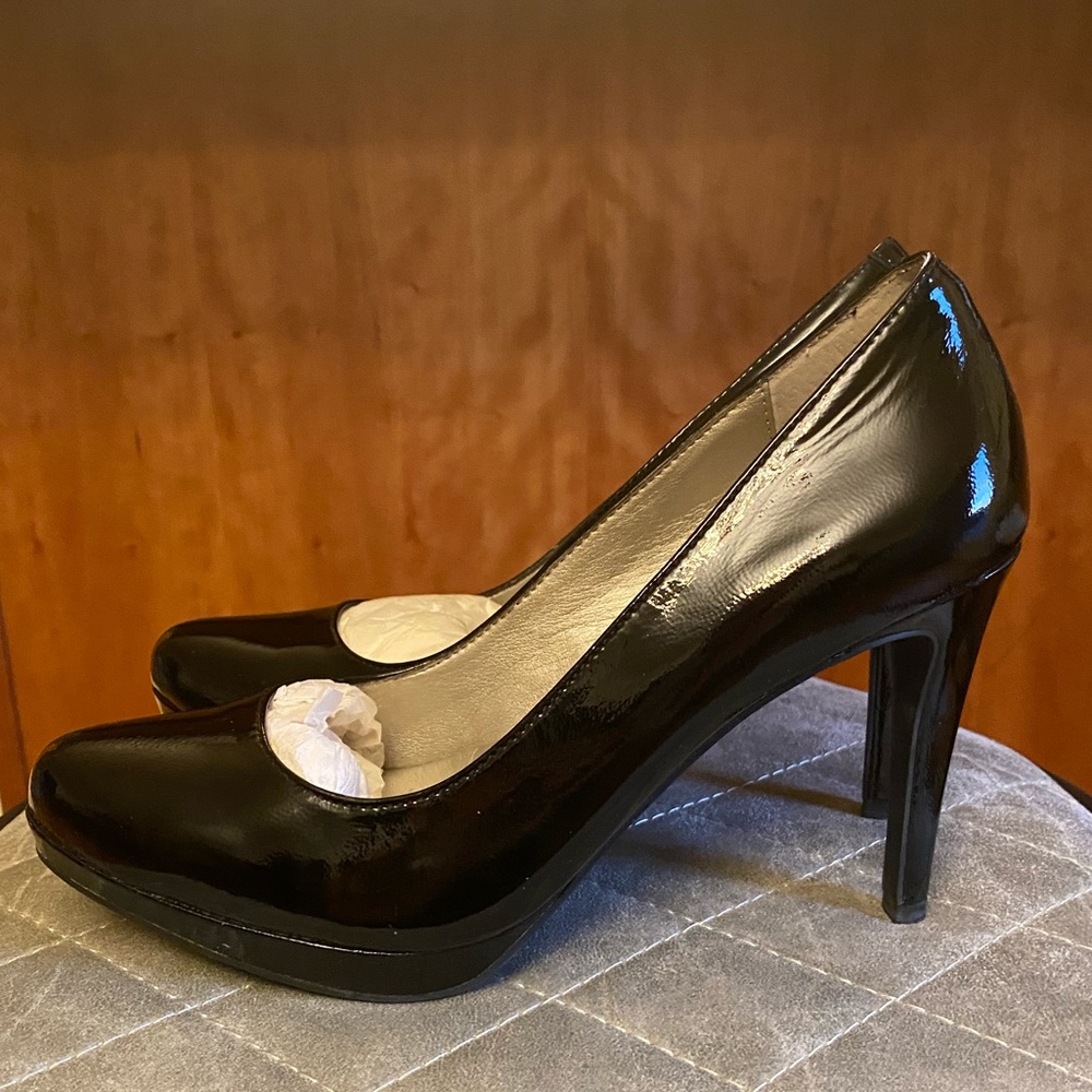 ME TOO • Black Patent Leather Pumps • Size 7.5
